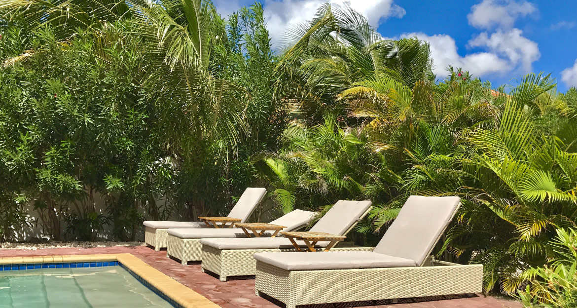 Villa Curoyal Curacao luxe stoellen buitenzwembad, Nederlandse Antillen